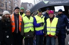 Pyöräilytoimijoita yhteiskuvassa: liikenneinsinööri Kristiina Kartimo, Liikenneturvan Ari-Pekka Lattu, RCT:n puheenjohtaja Erkki Wahlfors, Hannu Vasala, Veijo Nuutinen ja Seppo Rantala sekä poliisimiehet.