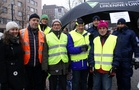 Pyöräilytoimijoita yhteiskuvassa: liikenneinsinööri Kristiina Kartimo, Liikenneturvan Ari-Pekka Lattu, RCT:n puheenjohtaja Erkki Wahlfors, Hannu Vasala, Veijo Nuutinen ja Seppo Rantala sekä poliisimiehet.